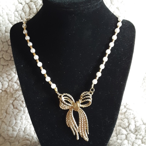 Jewelry - Golden bow necklace.